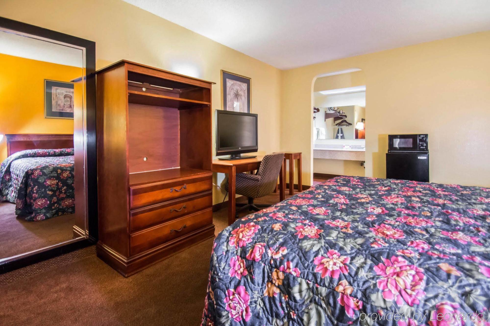 Americas Best Value Inn - Гейнсвилл Экстерьер фото
